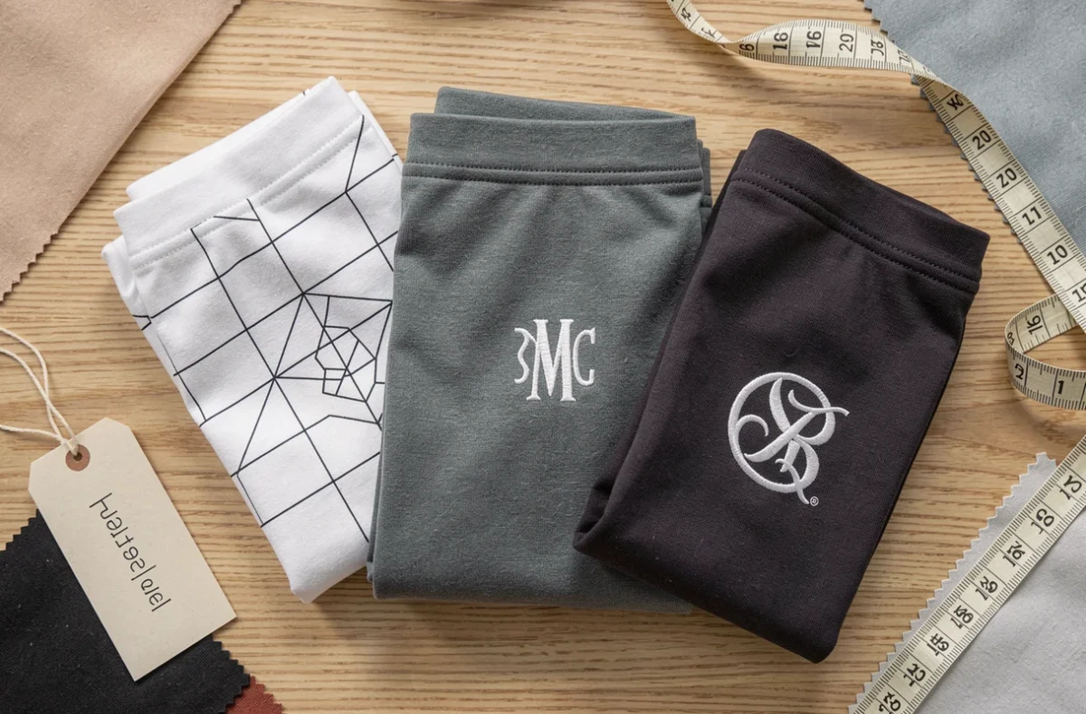 Flat lay de trois boxers personnalisés comparant différentes techniques d'impression à petit prix