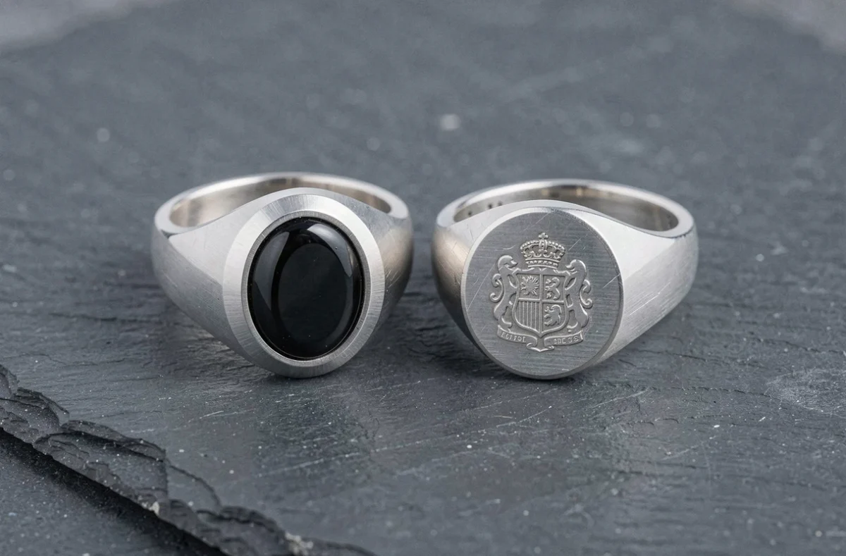 Comparatif de deux chevalières en or blanc homme, une avec pierre onyx et une sans pierre gravée